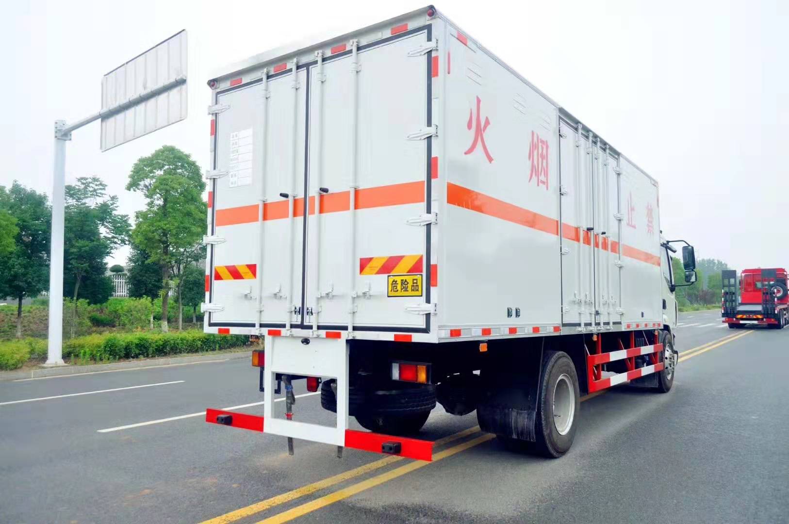 柳汽乘龍6.5米雜項(xiàng)危廢廂式運(yùn)輸車