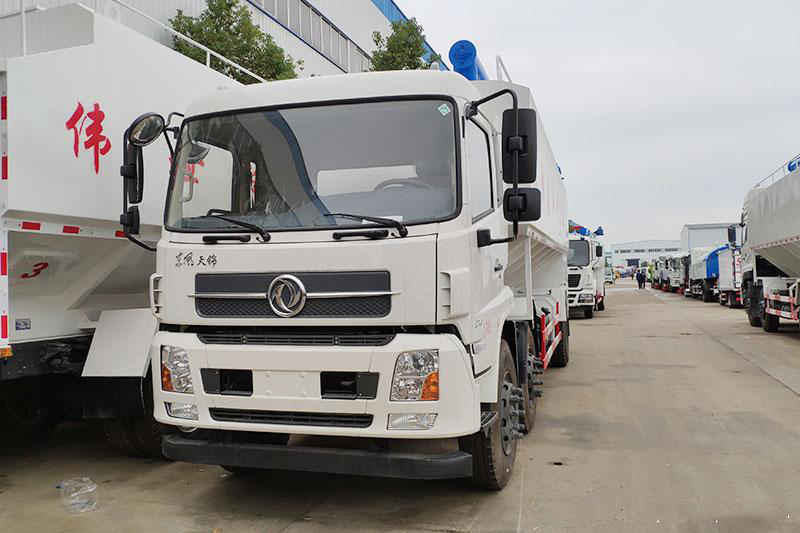 東風(fēng)天錦小三軸散裝飼料運輸車