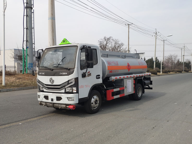 4噸東風(fēng)多利卡加油車(chē)